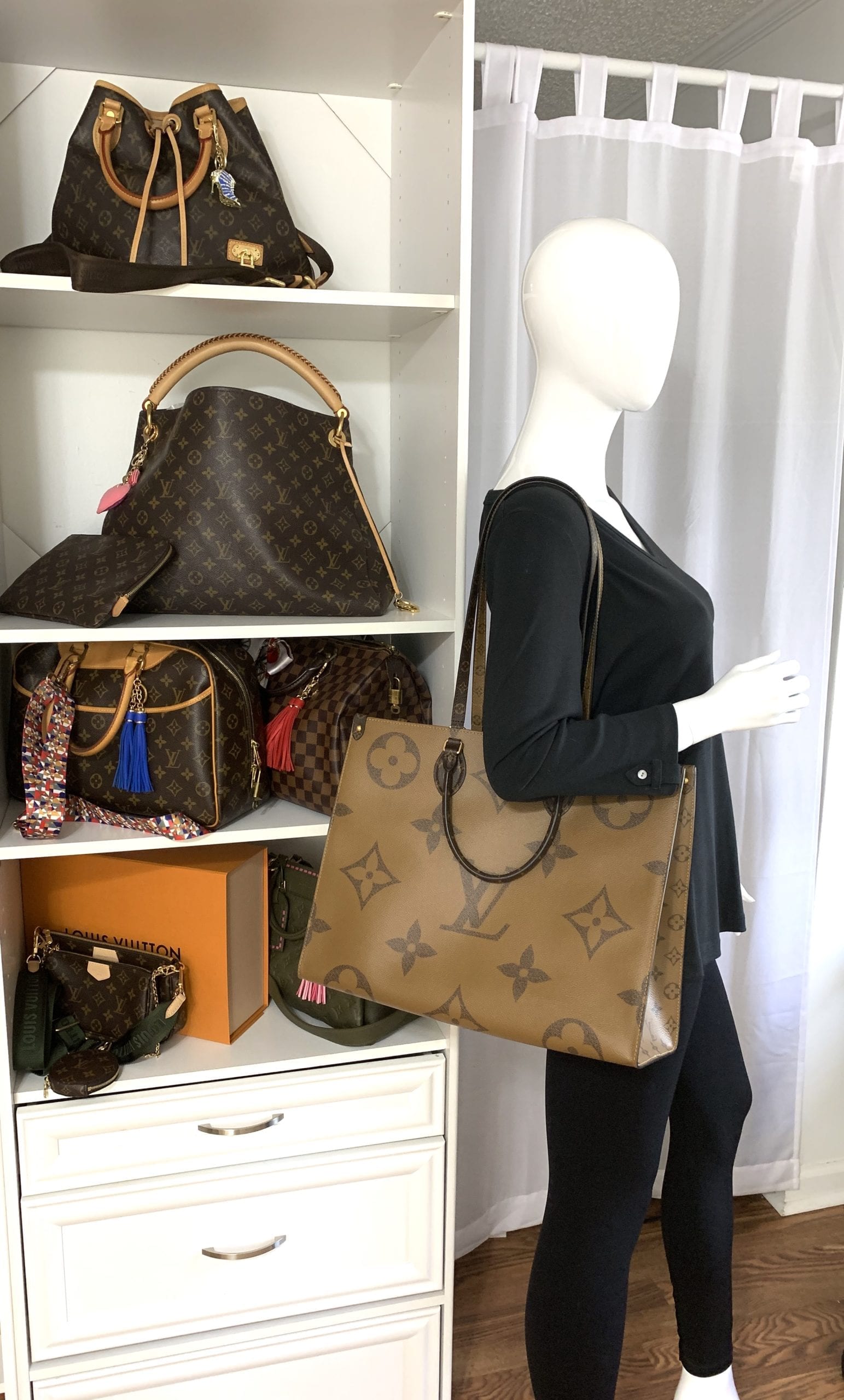 BRAND NEW Limited Edition Louis Vuitton Reverse Monogram Giant On The