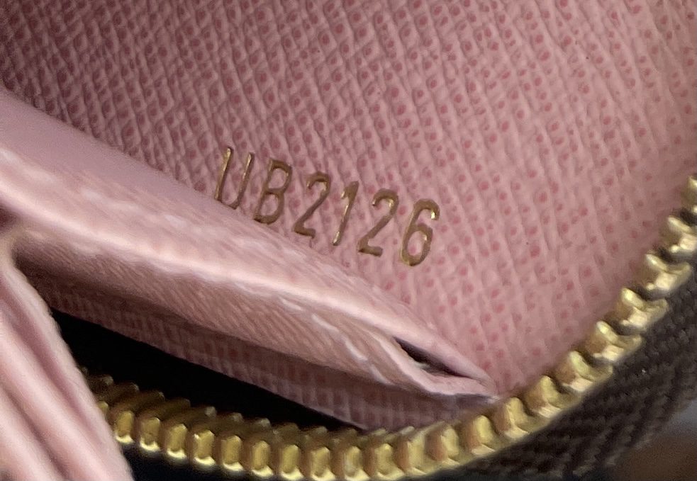 Louis Vuitton Rose Ballerine Vernis Leather Monogram Venice Zippy Wallet -  Yoogi's Closet