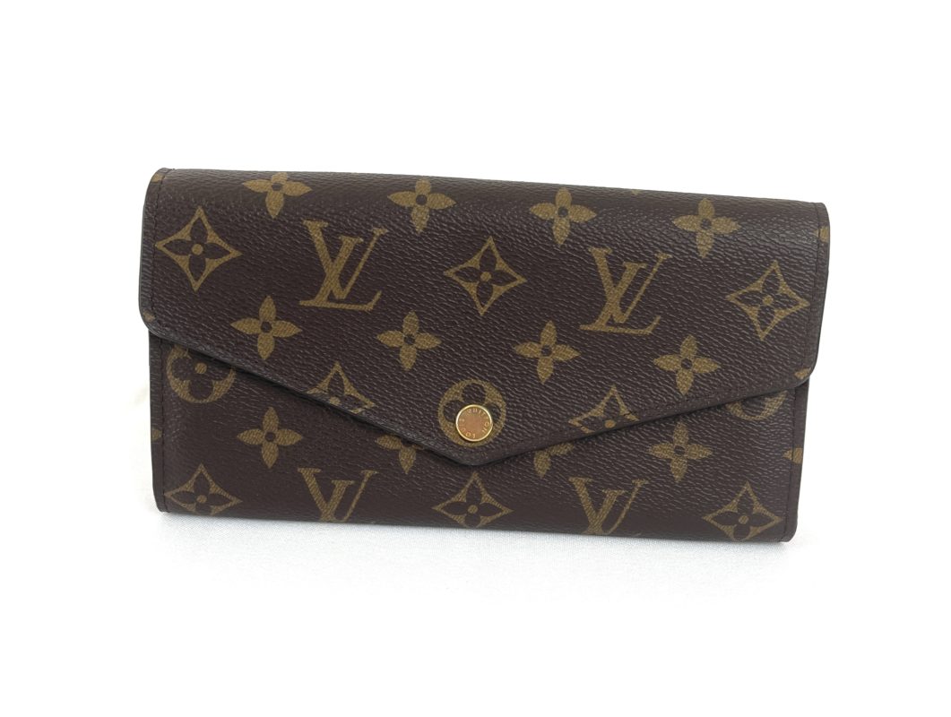 Louis Vuitton Sarah Wallet Red Inside for Sale in Levittown, NY