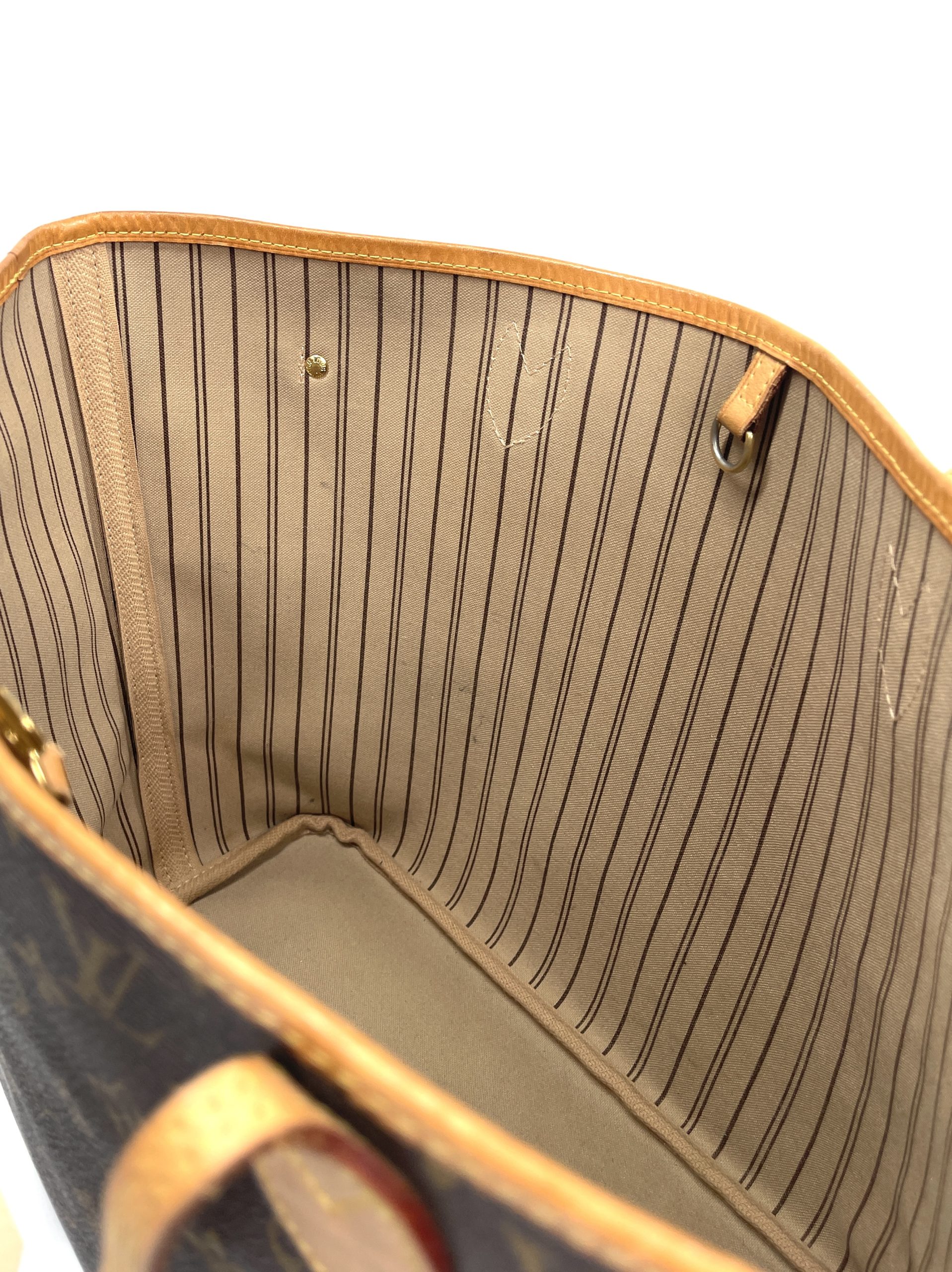 Authentic Louis Vuitton Monogram Neverfull MM w/ Beige Interior Tote Bag  M40995