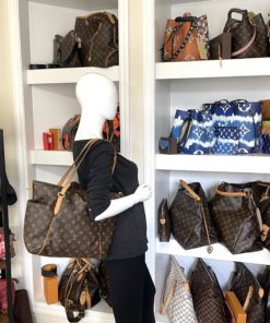 Louis Vuitton Totally MM Monogram Tote w mannequin