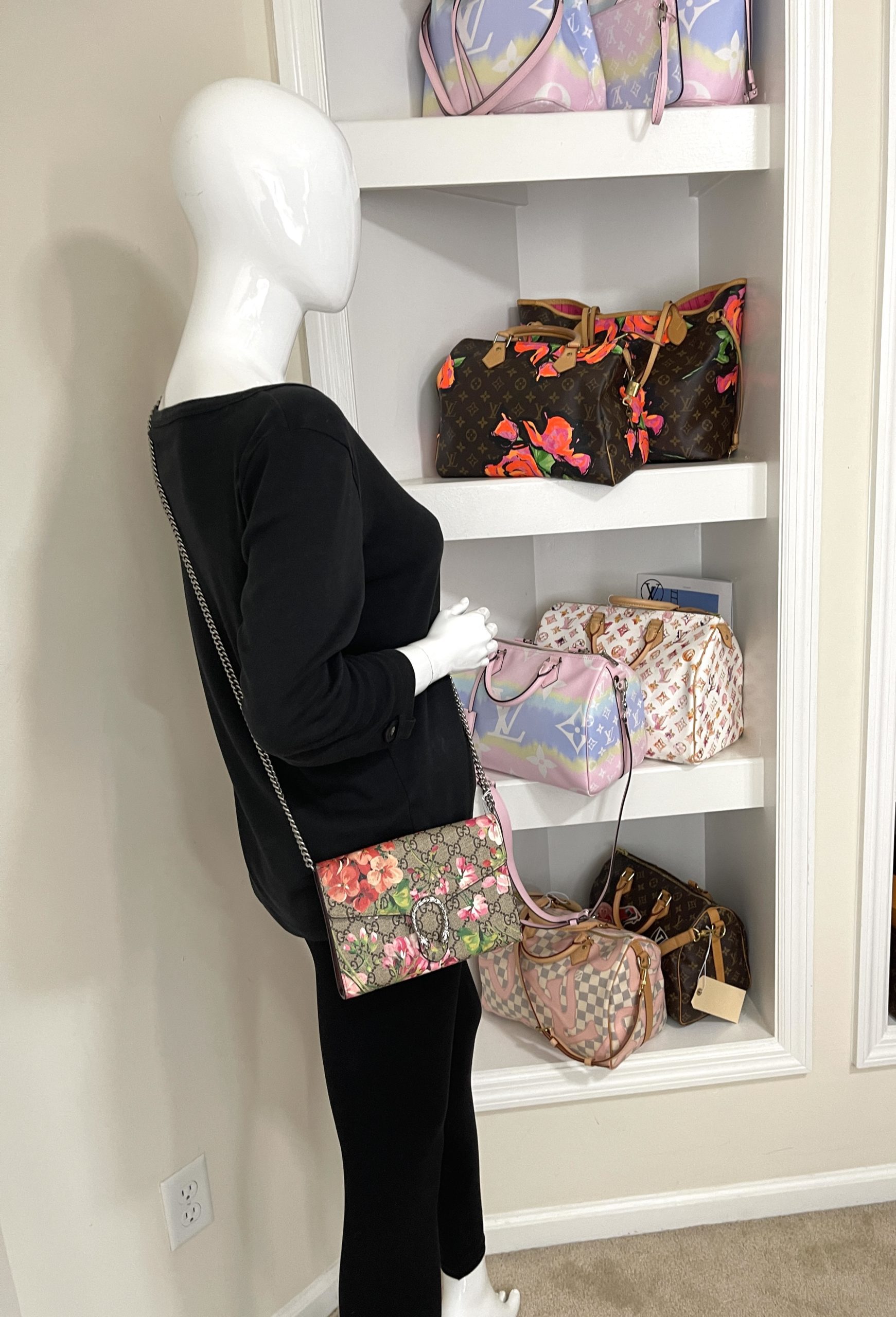 Gucci Beige/Ebony GG Coated Canvas Blooms Wristlet Zip Clutch Bag - Yoogi's  Closet