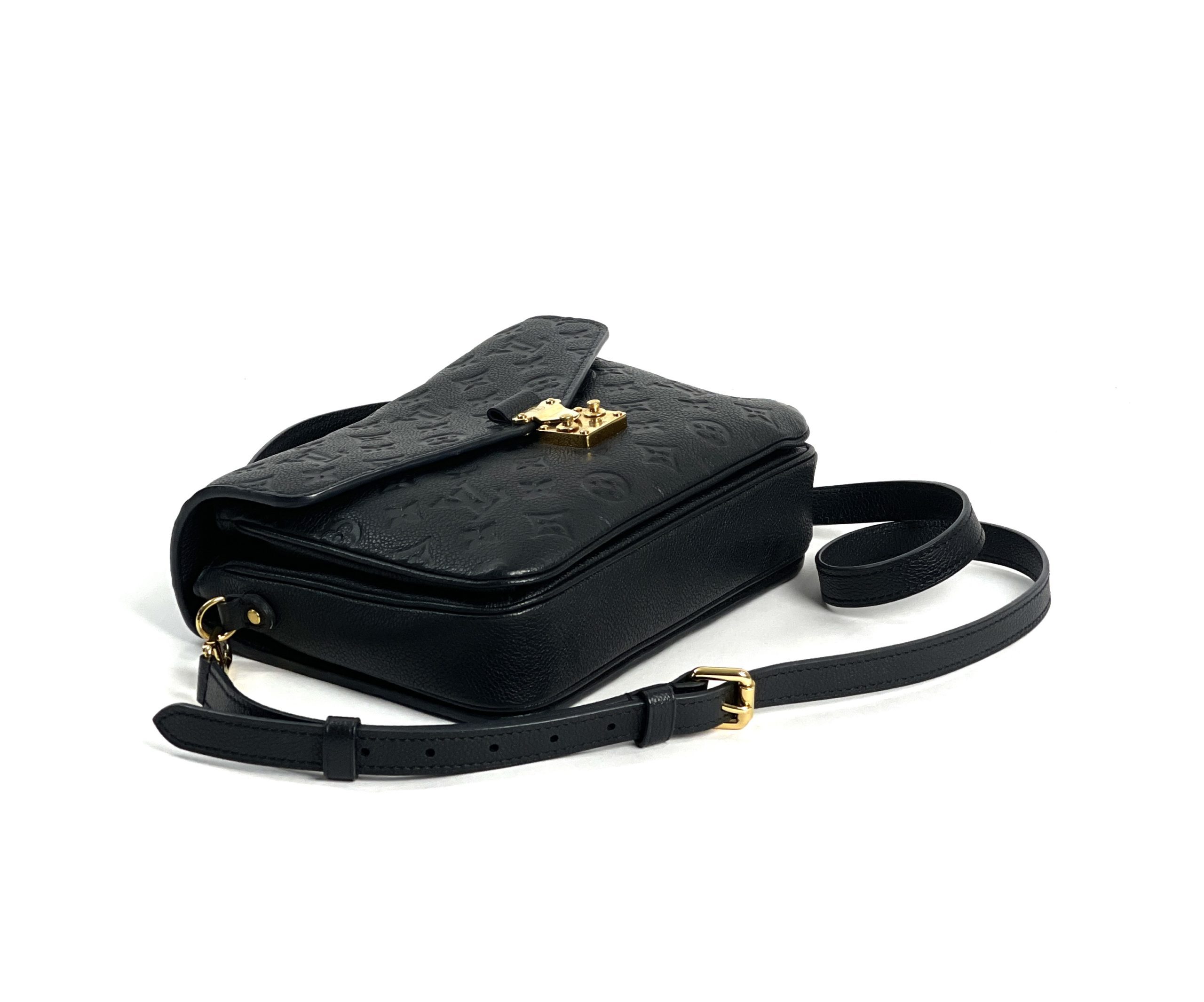 Been seeing the Petite Malle Souple in black and monogram but I have the Pochette  Métis in black empreinte so I wanted a creme/white bag. I went to the store  to see