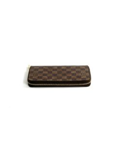 LVOECHIC - SOLD Louis Vuitton Damier Ebene Zippy Organizer Wallet $475 This  gal is the ultimate BIG arse🍑 wallet and one of my personal faves!!💕 Why  this wallet is the 💣💥 It