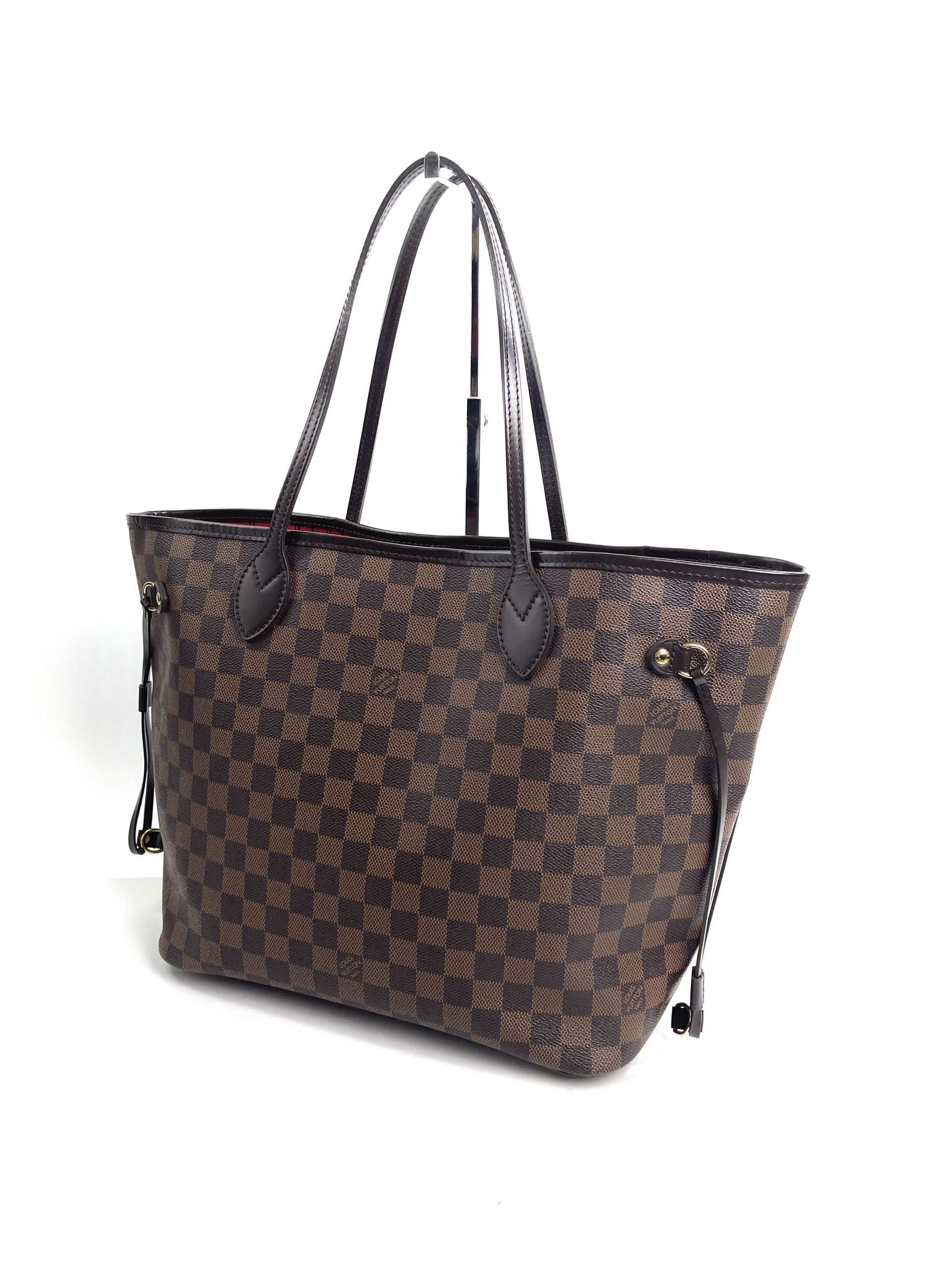 do real louis vuitton purses have red inside
