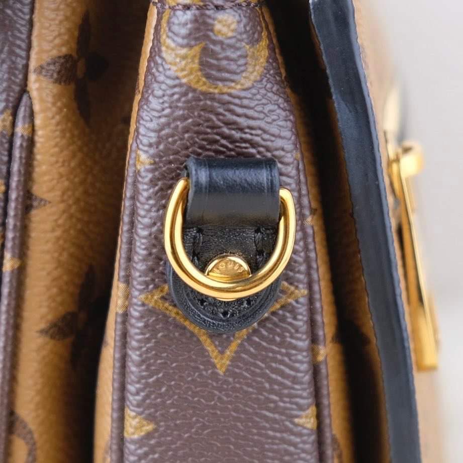 Metis Shoulder Bag in Calfskin, Gold Hardware