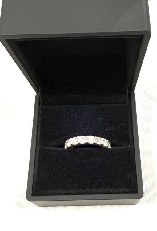 Natural diamond eternity band consisting of 5.22 carats of natural round brilliant cut diamonds - Image 5