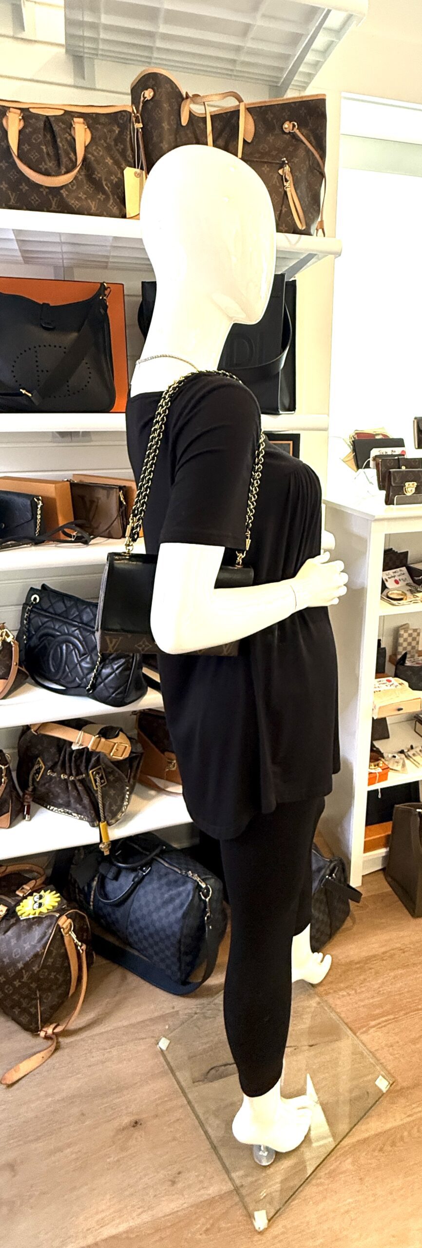 Louis Vuitton Pochette Thelma Monogram and Noir Shoulder Bag or Crossbody 15 Louis Vuitton Pochette Thelma Monogram and Noir Shoulder Bag or Crossbody 15