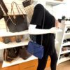 Mannequin carrying the bag at the hip, seen from the side