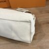 Bottom corner of the bag seen from the front
