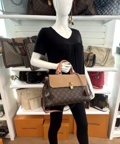 Venus carried in the hand by a mannequin in the boutique