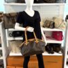 Mannequin holding the Tivoli by its rolled handles