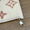 Zip pull embossed LOUIS VUITTON on the pouch