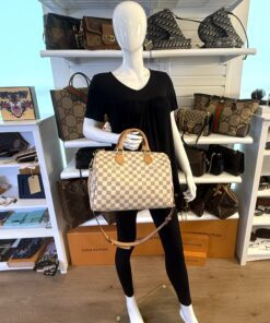Speedy 30 carried by a mannequin in the boutique with the strap crossbody