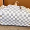 Side and base of the bag showing the shape