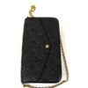 Pochette standing with the chain hanging