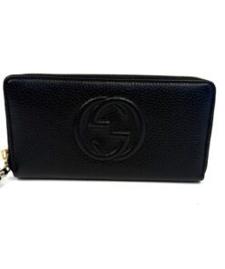 Gucci Soho zip around wallet in black pebbled calfskin with an embossed interlocking G and gold tassel zip pull