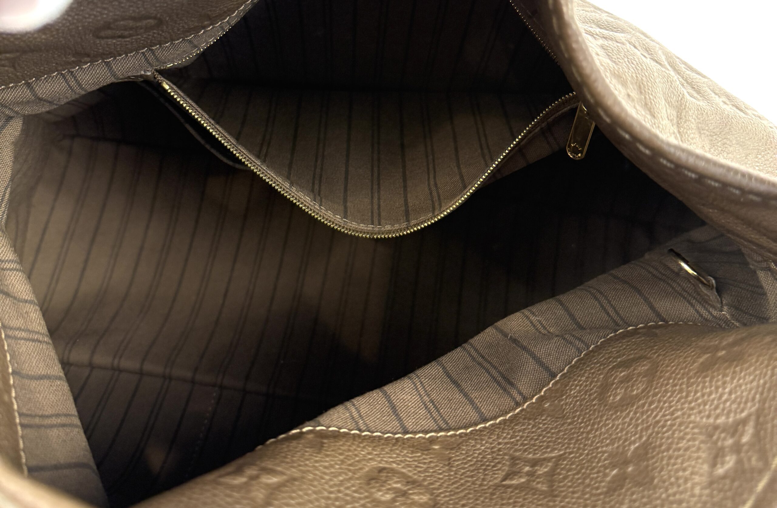 Louis Vuitton Artsy MM Terre Empreinte Leather Hobo - Image 25