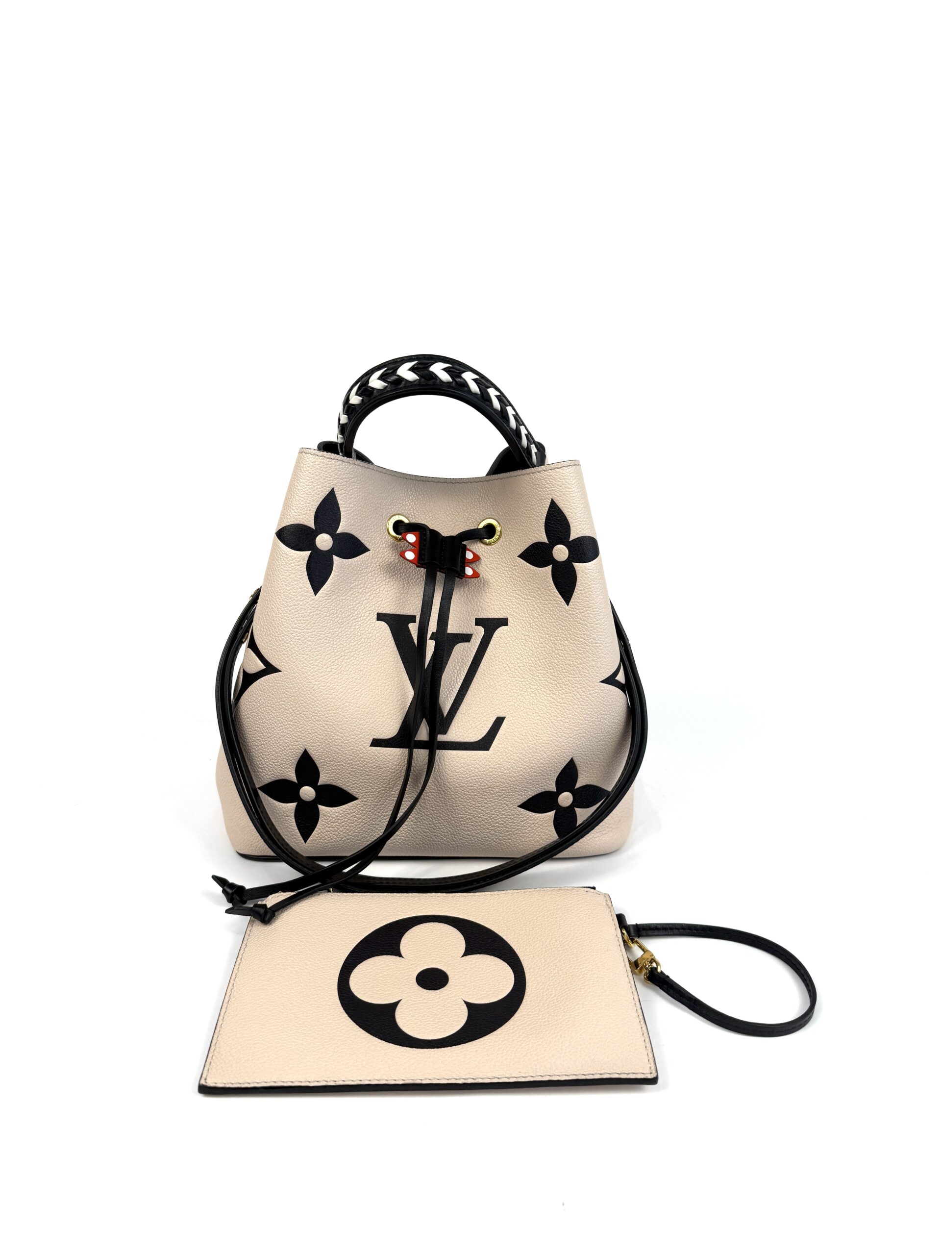 Front view with the pochette laid in front