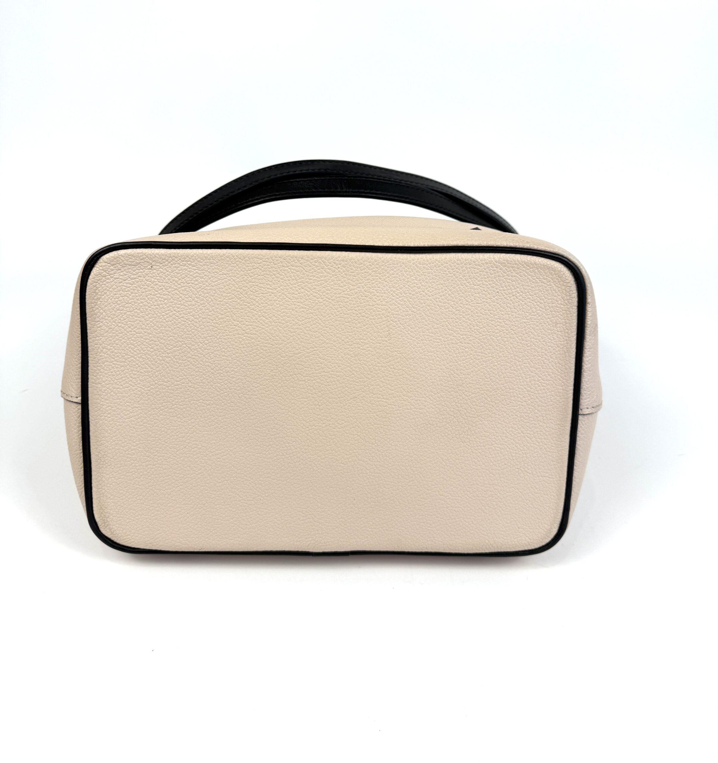 Base in creme leather with black piping