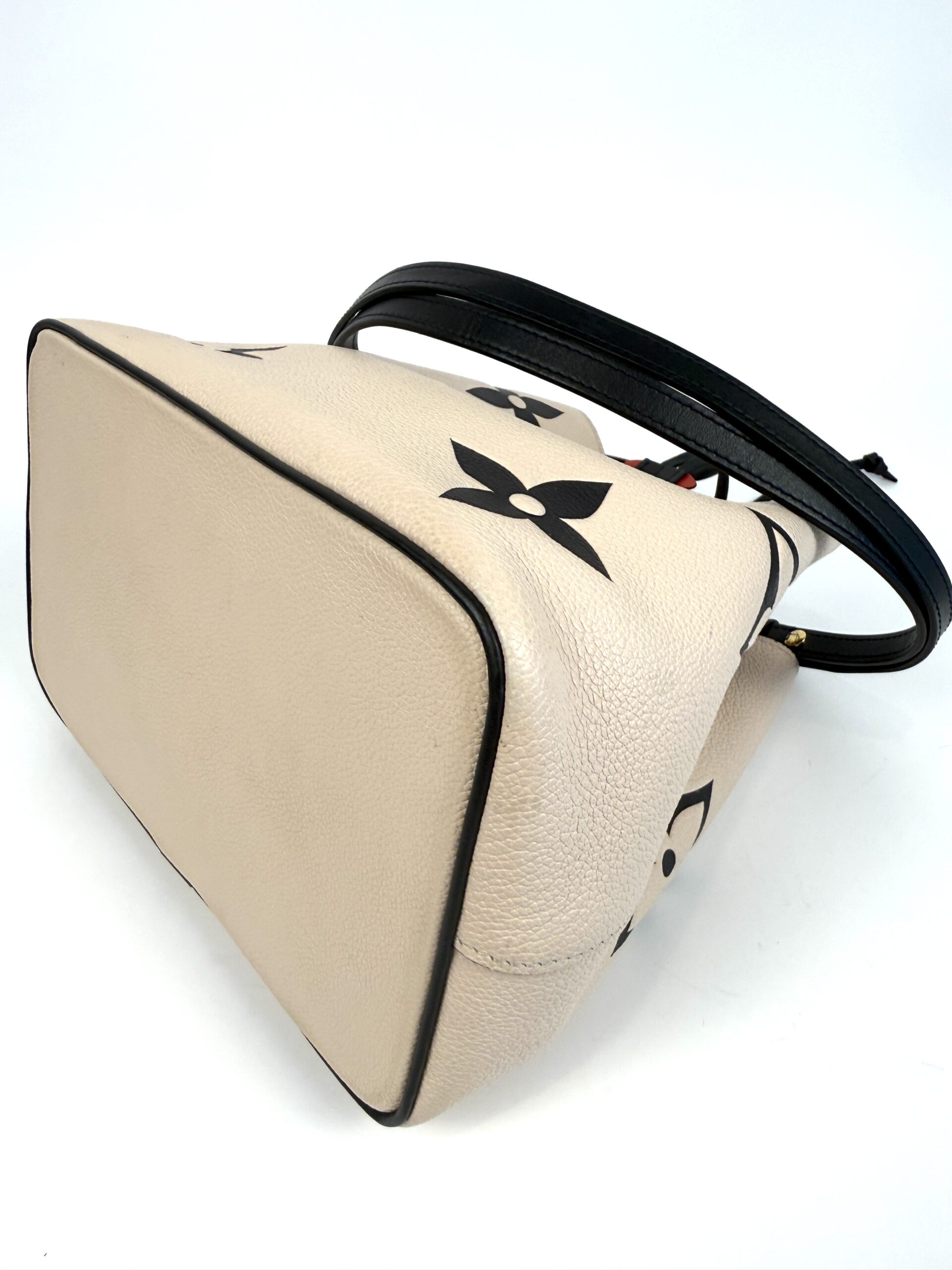 Base corner with black edge piping