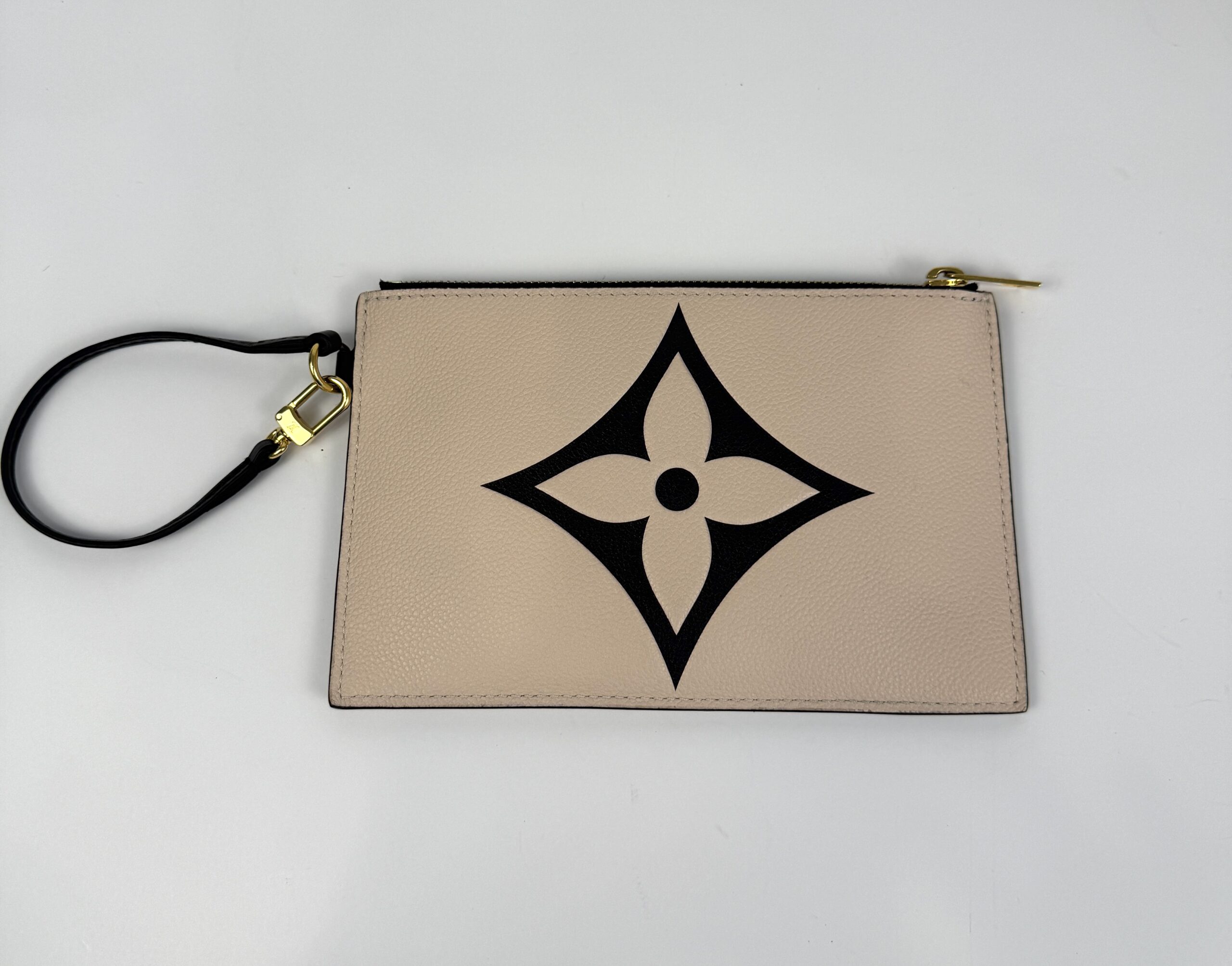 Back of the pochette with the giant flower