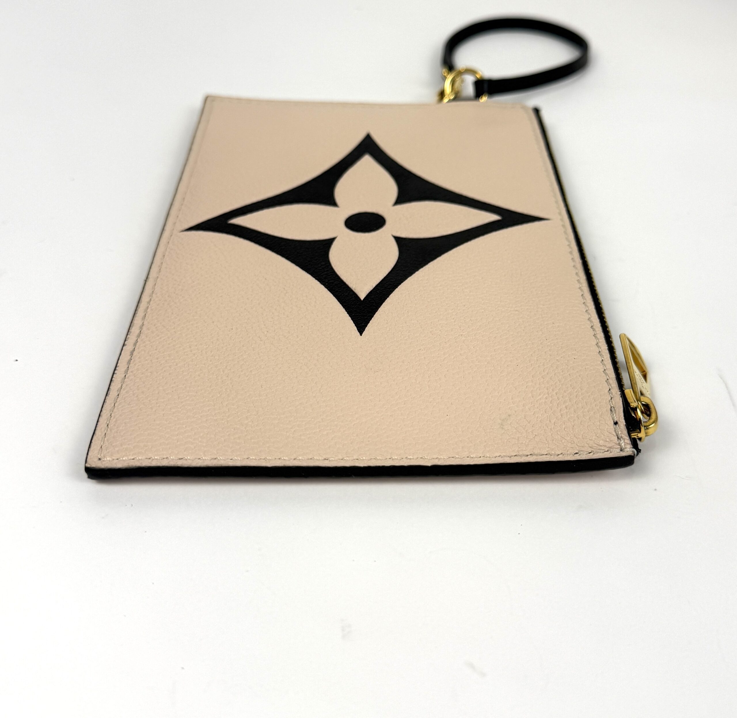 Pochette corner and wrist strap ring