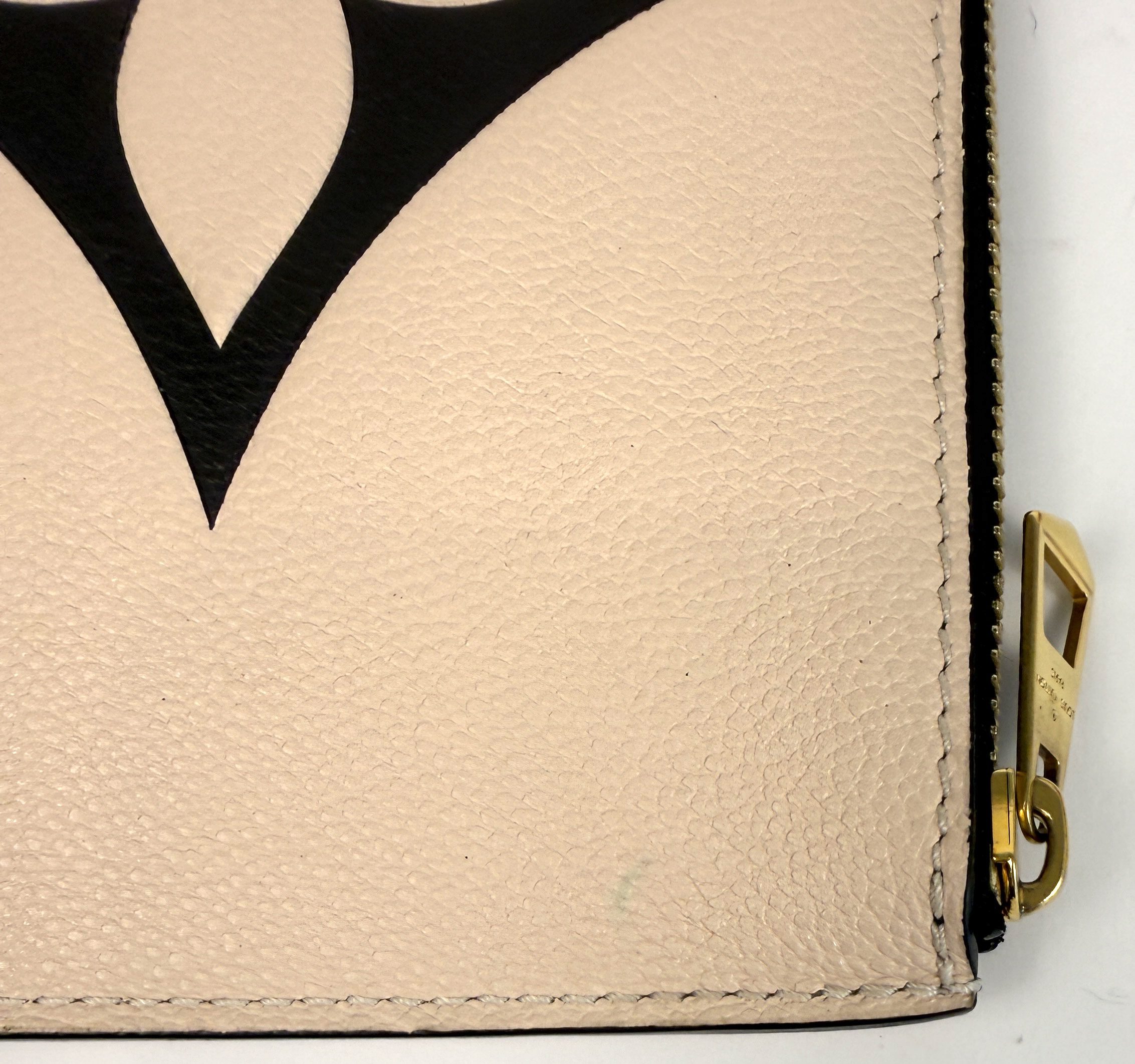 Tiny mark on the pochette, the one flaw noted